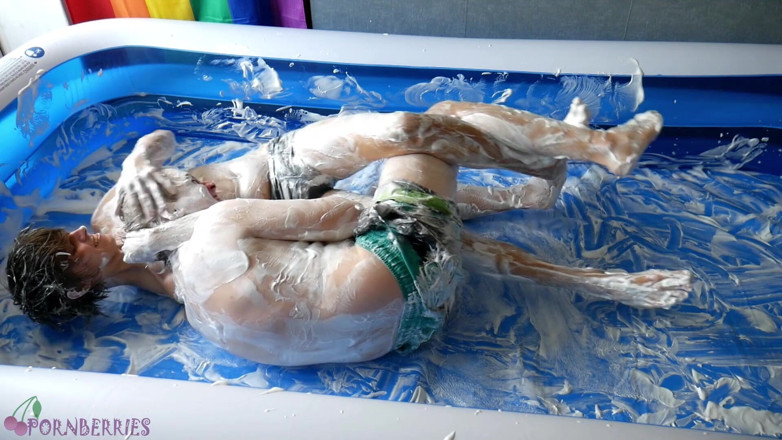 Ethan Alex: Schaum-wrestling und analer sex ohne gummi im pool!