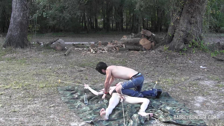 Bad boys bootcamp: Damien viene zapping sul tarp