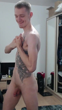 Endo nudo mostra il bicipite