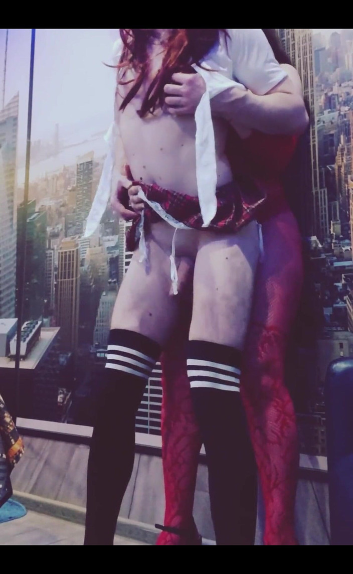 Sweet Juus: Сучка в красных чулках с большой задницей трахнула сучку