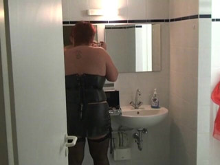 Anna Devot: Annadevot - I go into the men's restroom