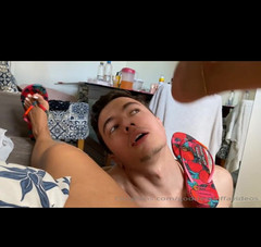 KiffaFeet: Havaianas žabky licker a plácají mu nohama na obličej