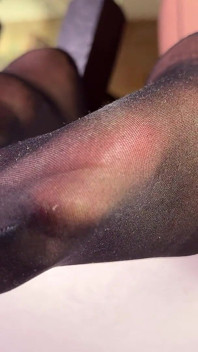Footjob collant neri sulla ringhiera: stuzzicarti dall'alto