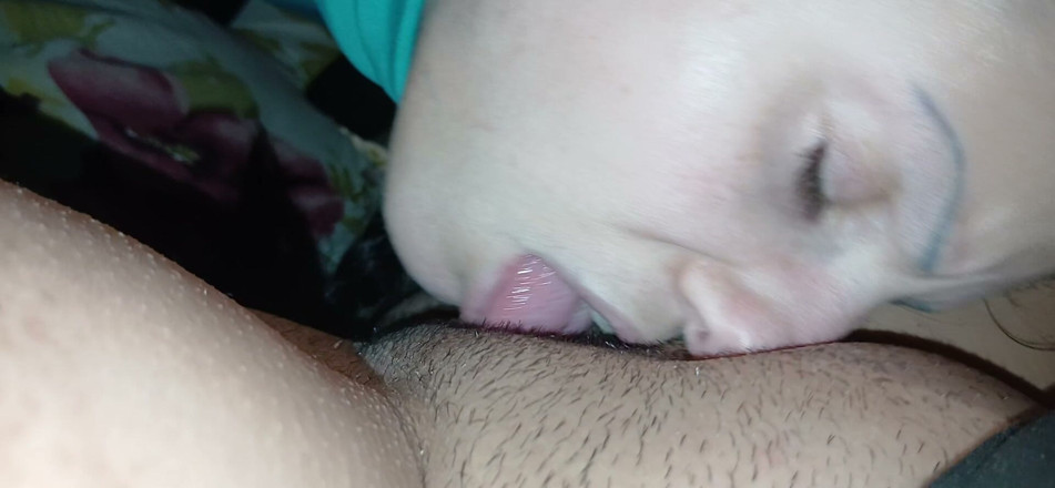 Lesbian-candys: POV rychle jí stříkám do pusy, ale nepřestává mi lízat...