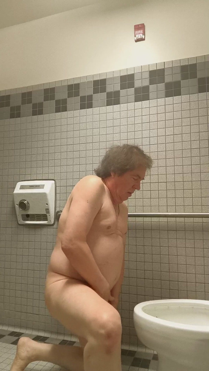 American_Nudist: Une nudiste américaine utilise des toilettes publiques pour se désintéster