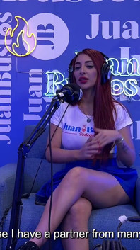Jessica sodi一边在振动机上讲述她的幻想一边高潮