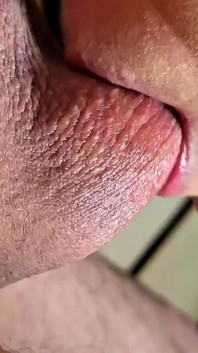 Повний м'яч.mp4balls смокчу, я беру двох у рот, облизую та роблю мінет зі спермою на мої великі цицьки