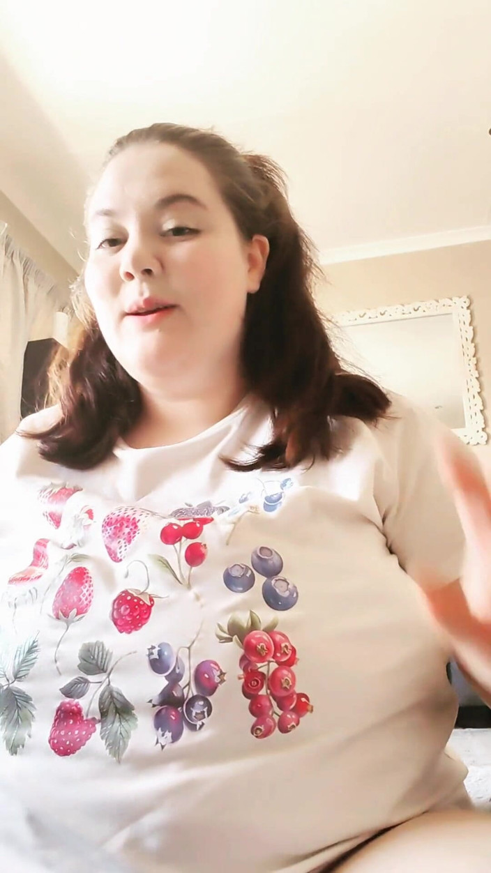 Aliceqii: Няня з величезними цицьками хоче трахатися, відео від першої особи
