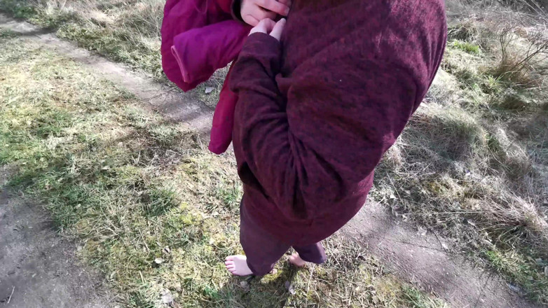 Bouncy Tits Action: Naakt in het openbaar en haar grote tieten slaand
