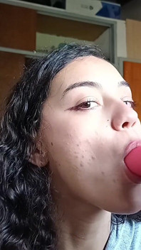 Seksi latin dildo emiyor, gerçekmiş gibi tadını çıkarıyor