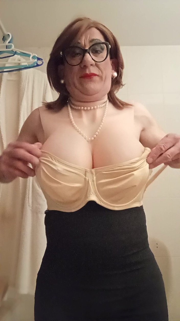 Yusti: Dressing in Front of the Mirror