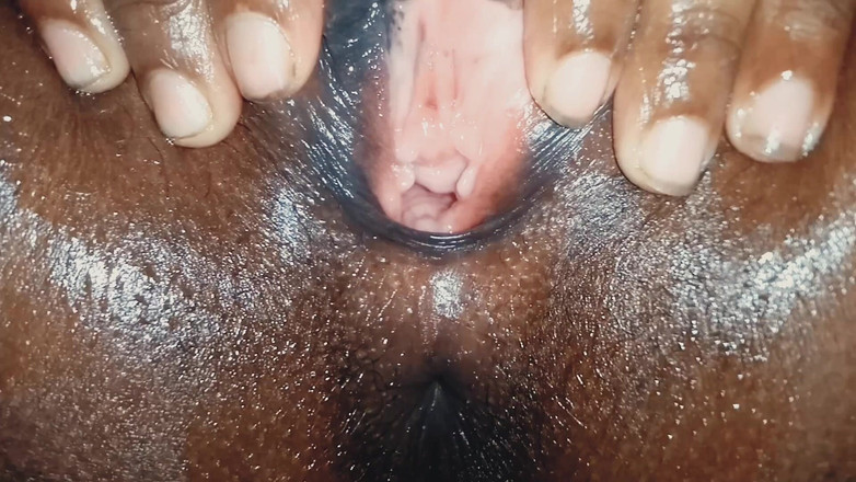 Urbansaru: 德西性感的妻子与蔬菜手淫