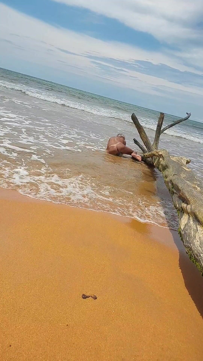 Ladysilvas: Sissy Ladysilva di pantai sawo bogel menunjuk-nunjuk pantat panas Mark...