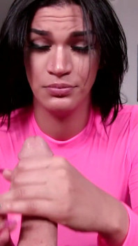 Trans latina gostosa engole seu pau