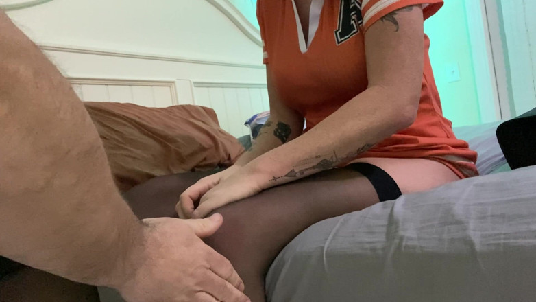 MadisonCD2025: Une MILF et un travesti sexy en bas noirs se...