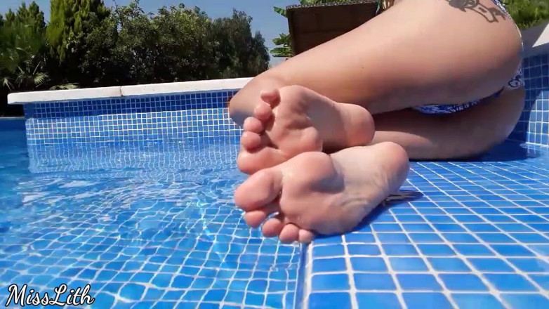 Miss Lith Domina: Kaki basah di kolam renang