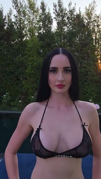 Sexbot dominante Violet Voss empuja los límites del poder y el placer