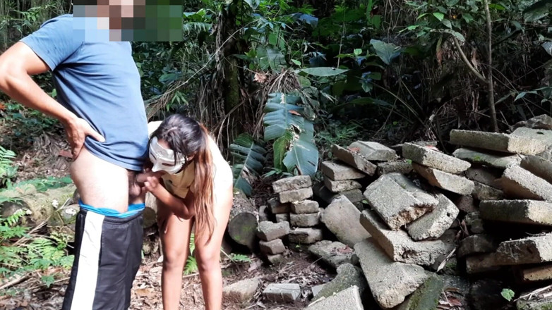 Novinha Insaciavel: Děvka v křoví platí kouření a dává konečník 10 dolarů