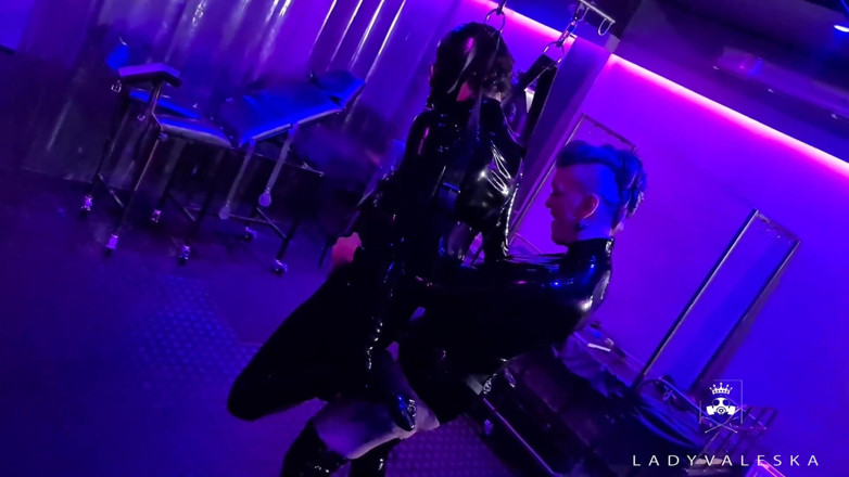 Lady Valeska: Je baise l'esclave suspendu