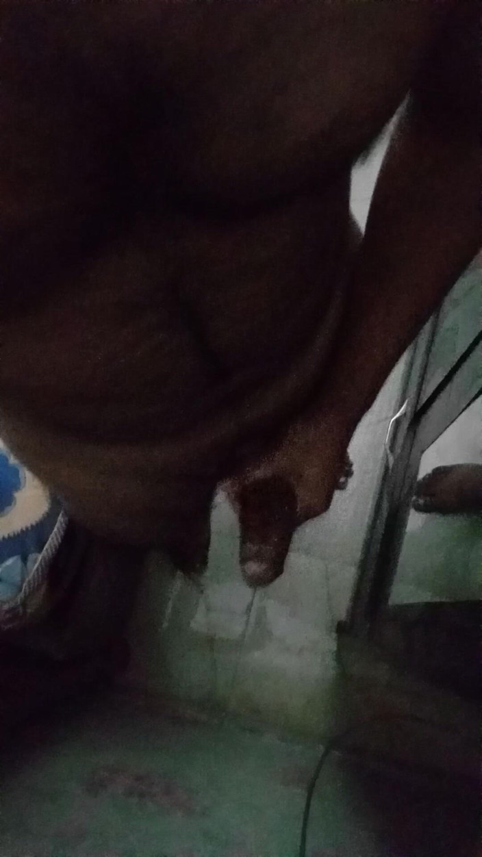 Raaz26d: 자지에 기름을 바친 인도 근육질의 소년, 집에 아무도 없는 거울 앞에서 자위