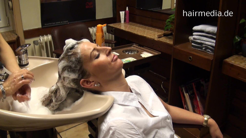 Hairsalon: MILF Nicole Salon Washing Hair