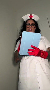 Yaramaz hemşire Bianca Bailee bakış açısı dildoyla sikişiyor 69