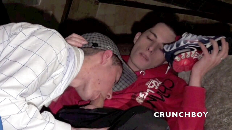 Sneaker gay: Cewek penurut pakai sepatu keentot di rumah sama cowok scally