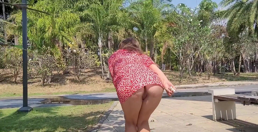 Juli Smith Meow: 私の赤いドレスで屋外で点滅