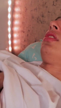 Grande pau latino twink fodendo um fleshlight transparente e enchendo-o com muito esperma