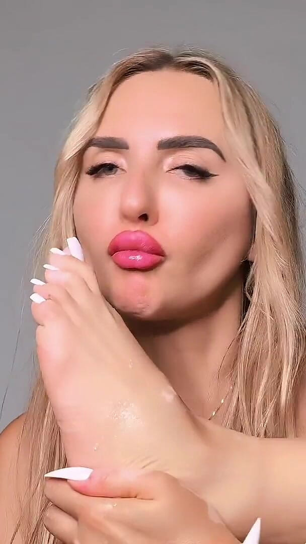 Spit on Feet (Goddess Lena) Spit on Feet (Goddess Lena)