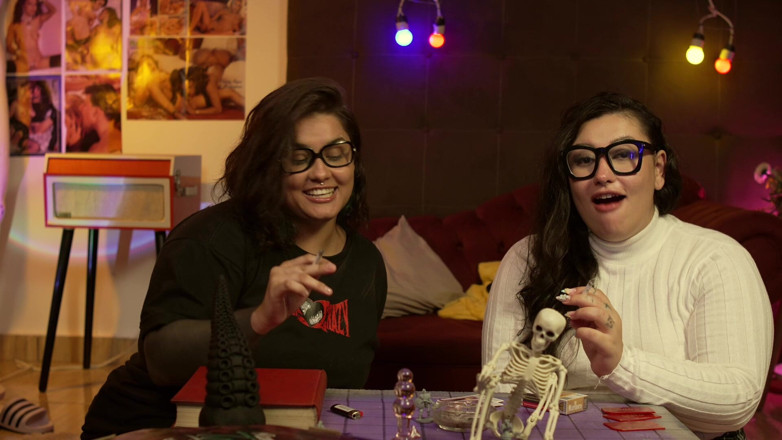 Gordelicias: ¡fetiche Por Fumar! Dos Chicas Guapas Fumando Y Hablando De...