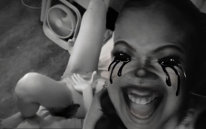 MaikaMann: 방해 보안 카메라 비디오 - 너무 아프다