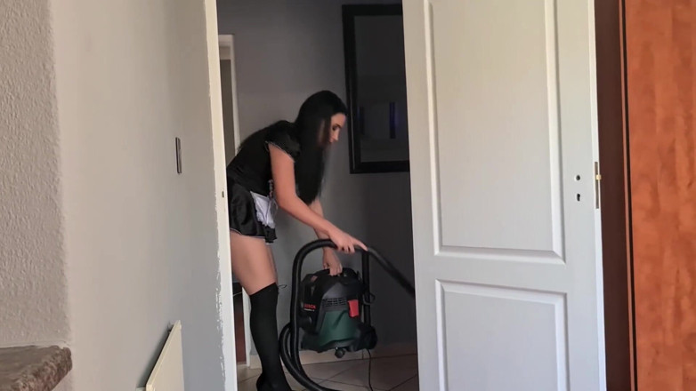 domslutfucker: L'arrapata cameriera francese prende un freno alla masturbazione aspirapolvere, orgasmi...
