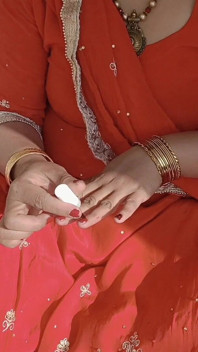 Une bhabhi punjabi se fait peindre le clou sur le toit