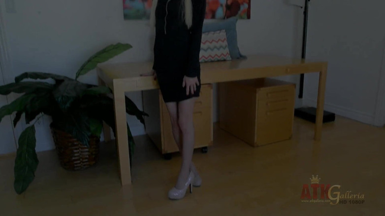 ATKIngdom Fans: Blonde girl teases