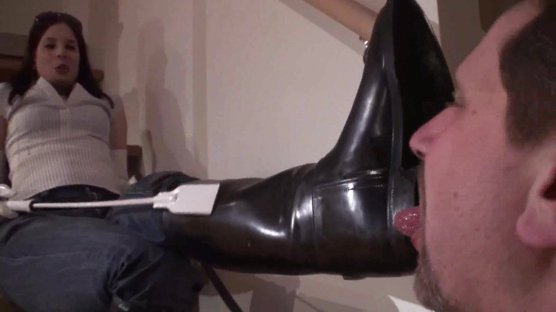Femdom Austria: ทาสวัยกลางคนเช็ดบู๊ทให้เจ้าแม่