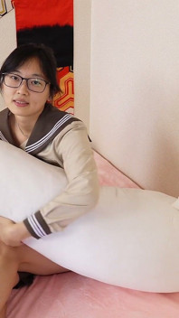 O elevă asiatică tocilară cu ochelari se dovedește a fi o curvă anală perversă