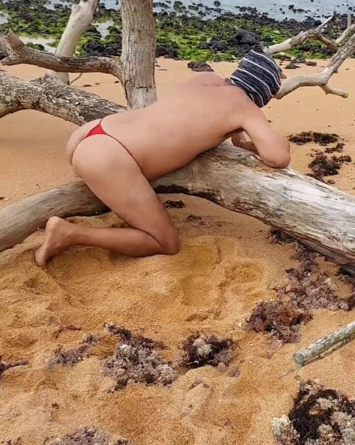 Ladysilvas: Ladysilva wat een hete kont in slipje op het strand