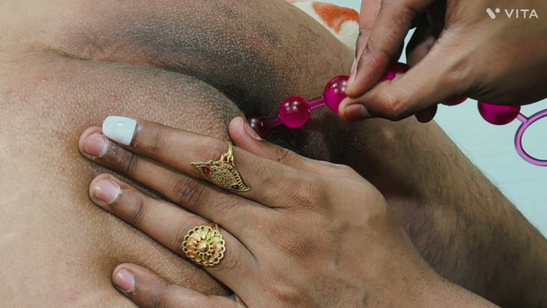 Indian Femboy: The Vibe: Penguasaan lembut dan penyerahan yang selesa