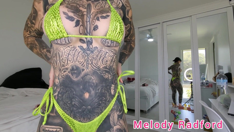 Melody Radford: ลองบิกินี่จิ๋วผิวงูเหลืองบน Haul Melody Radford