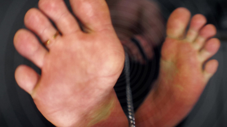 CashmasterAngel: मास्टर के पैरों को जंजीर से बांधा गया