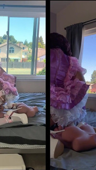 Une soubrette tapette en satin rose chevauche son jouet de poupée sexuelle enfermée