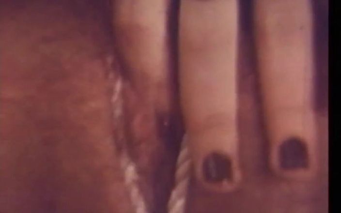 Vintage megastore: Des salopes se masturbent en solo - film de restylage en...