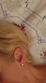 Amatorska blond dojrzała żona czerpie przyjemność z seksu oralnego i spermy na piersiach