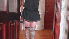 Kitty_Cross: 令人惊叹的变性人美女在舒适的厨房里拿着茶