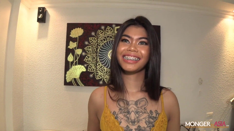 Monger In Asia: Une MILF thaïlandaise sexy reçoit un creampie inattendu