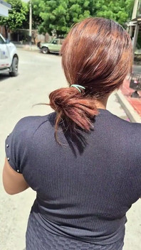 청소부 여원에게 먹을 것을 사주는데 감사의 표시로 우유가 든 큰 가슴을 보여줍니다