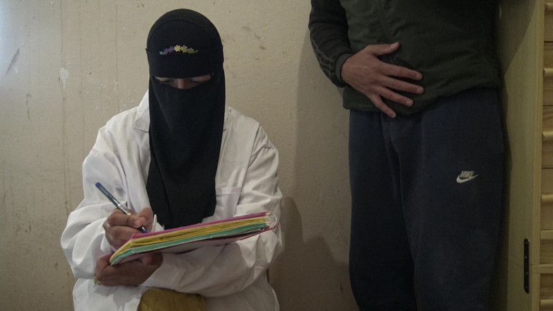 Souzan Halabi: Schüchterner junge ist schockiert, als muslimische krankenschwester seinen schwanz berührt