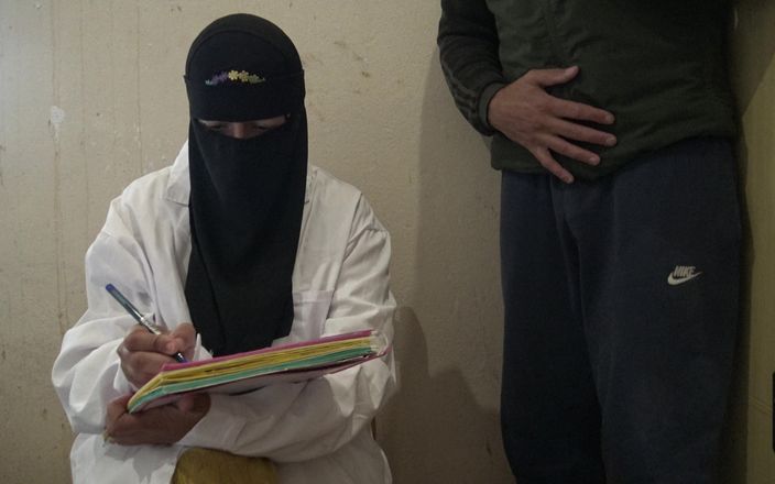Souzan Halabi: Plachý chlapec je šokován, když se muslimská sestřička dotkne jeho ptáka