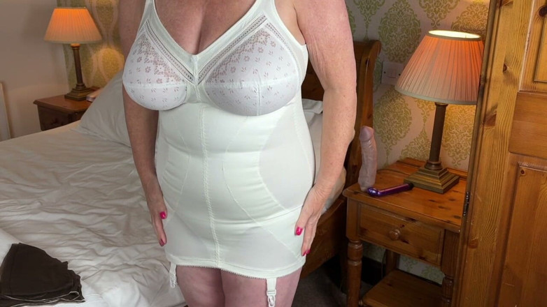 Aunty Sandra vintage girdle queen: Vgq48 Aunty Sandra Wearing Her Classic Vintage Corsalette